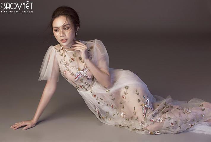 Á Hậu Thanh Trang gợi cảm đón sinh nhật tuổi 25