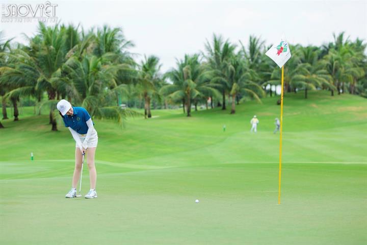 Á hoàng Golf Queen Hải Anh khoe nhan sắc rực rỡ khi dẫn dắt giao lưu giải Golf từ thiện