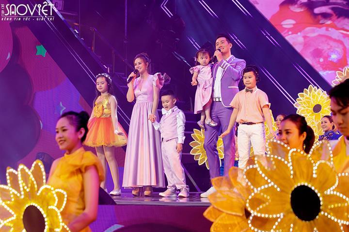 Vy Oanh mang 2 con lên sân khấu, hát cùng Nguyễn Phi Hùng