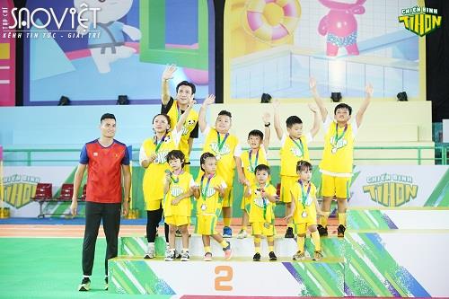 Chí Thiện – Ngọc Phước ngỡ ngàng trước ý chí vượt khó của các bé