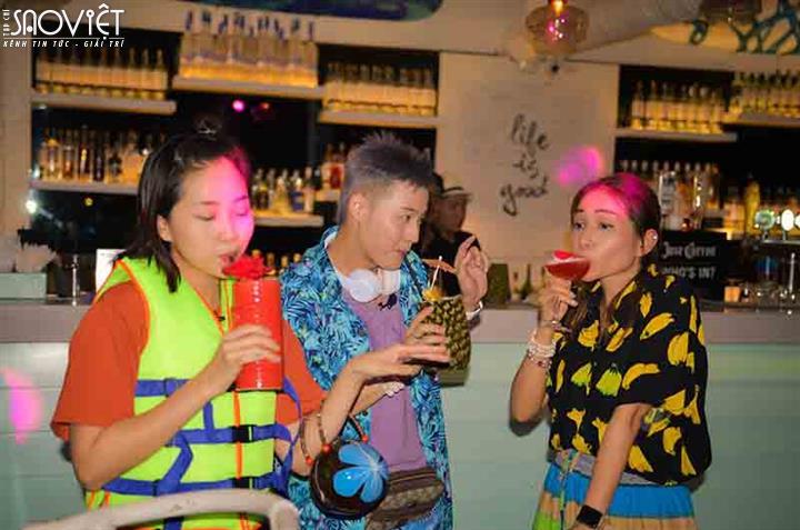 Chơi sốc Thanh Duy rủ Khả Như, Hà Trinh mặc áo phao đi nhảy nhót ở bar