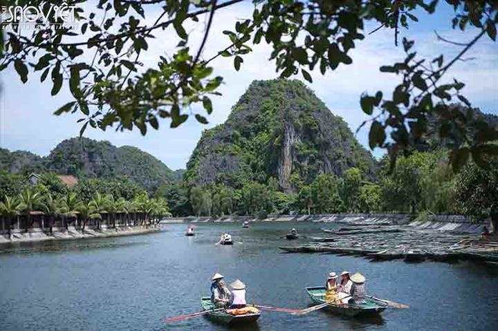 Diệu Nhi, Sĩ Thanh, Yaya Trương Nhi hét toáng khi bất ngờ gặp huấn luyện viên U23  Park Hang Seo khi du lịch ở Ninh Binh