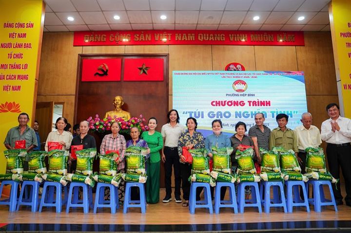 Gia đình nghệ sĩ Việt Hương – Hoài Phương tham gia chương trình thiện nguyện “Túi gạo nghĩa tình”