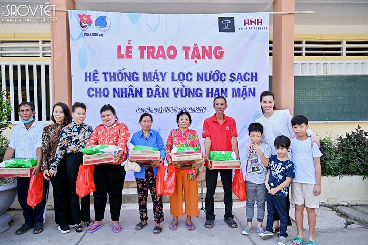 Giữa thời tiết nắng nóng 40 độ, Hồ Ngọc Hà cùng con trai mang nước sạch đến người dân miền Tây