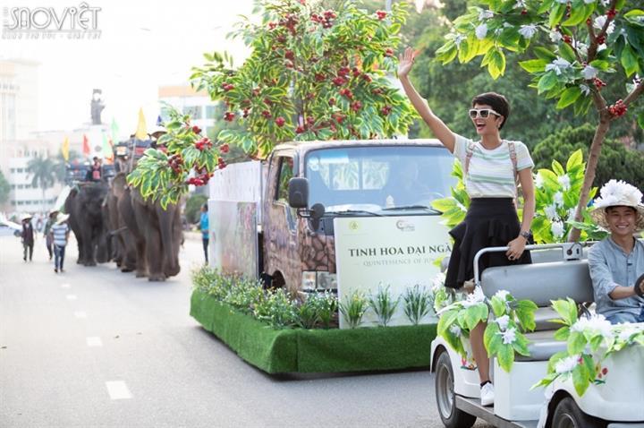 H'Hen Niê dẫn đầu đoàn diễu hành khai mạc 'Lễ hội cà phê Buôn Ma Thuột 2019'