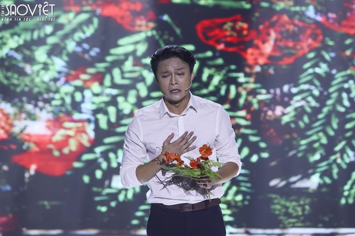 Henry Nguyễn ghi dấu với chất giọng trầm ấm đầy nội lực qua ca khúc Phượng Hồng