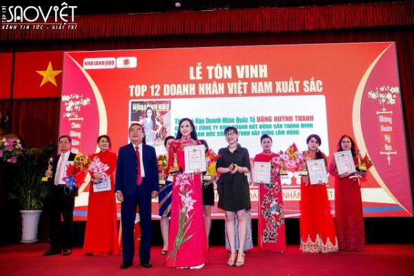 Hoa hậu doanh nhân Đặng Huỳnh Thanh cuốn hút với áo dài xuân rực rỡ 