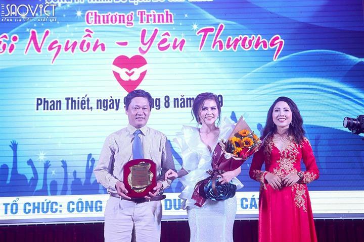 Hoa hậu Doanh nhân Sắc đẹp toàn cầu châu Á 2019 gợi cảm trong chương trình Cội nguồn – Yêu thương