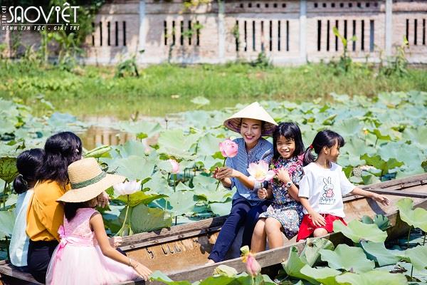 Hoàng Oanh lần đầu được đi thuyền hái hoa sen khi đến thăm làng trẻ SOS Huế