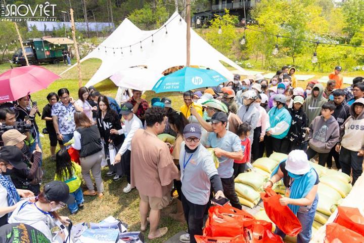 Lý Hải – Minh Hà làm hướng dẫn viên đội nắng dẫn khách tham quan phim trường Lật mặt 7