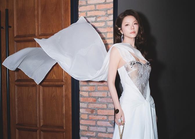 Lý Nhã Kỳ chiếm spotlight, thoải mái 