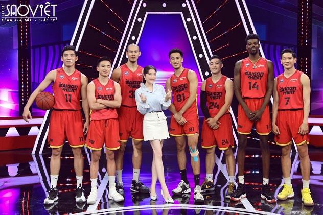 LÝ NHÃ KỲ RƠI NƯỚC MẮT TRƯỚC CỬ CHỈ TÌNH CẢM CỦA CHÀNG CẦU THỦ BÓNG RỔ