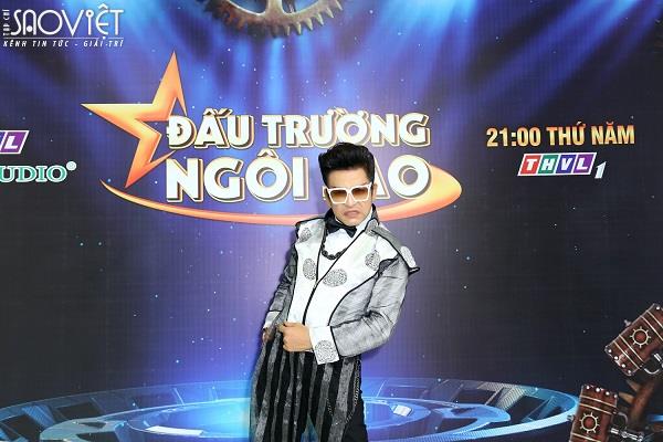 MC Thanh Bạch vẫn tự hào với những bộ quần áo tự thiết kế tại Đấu Trường Ngôi Sao