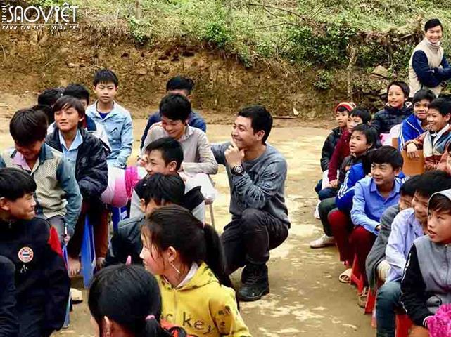 Ngày đầu năm mới, MC Phan Anh cùng bạn bè trao áo ấm cho trẻ em vùng cao  