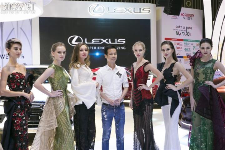 Quán quân Asia’s Next Top Model mùa đầu tiên nổi bật khi diện váy Hoàng Hải