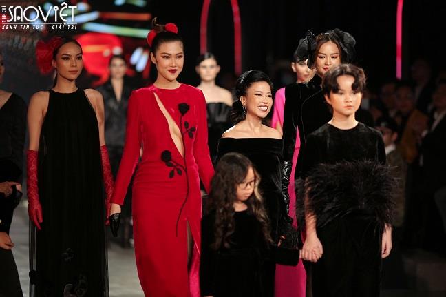 Siêu mẫu Thu Hằng trở lại sàn catwalk với vị trí vedette giới thiệu bộ sưu tập của NTK Hà Linh Thư