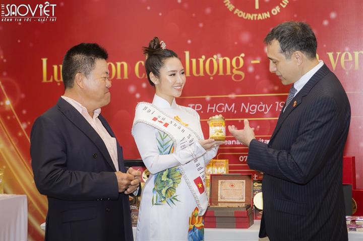  Thanh Thanh Huyền, Ngọc Anh Anh cùng Tổng lãnh sự Canada cổ vũ nhân sâm