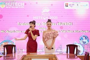 Á hậu Kim Duyên cùng MC Quỳnh Hoa tư vấn, hướng dẫn các cô gái trẻ trước thềm chung kết Miss Hutech 2021