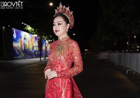 Á hậu Mrs Universe duyên dáng trình diễn áo dài