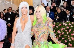 Dàn sao gây sốt Met gala 2019 với loạt váy áo của Versace