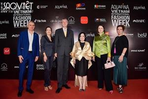 DÀN SAO VBIZ “CÀN QUÉT” THẢM ĐỎ KHAI MẠC AQUAFINA VIETNAM INTERNATIONAL FASHION WEEK 2021