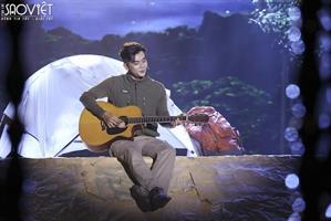 Diễn viên Hòa Thuận gây ấn tượng với ban giám khảo bởi chất giọng trầm quyến rũ