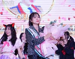 Giải thưởng “Queen of Handshake” cuộc đua gây cấn của gần 1000 fans tham dự