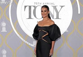 Hai mỹ nhân Hollywood Lea Michele và Uzo Aduba khoe vai trần với đầm CONG TRI ở Tony Award