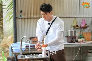 HIEUTHUHAI hóa chàng trai đảm đang, bất chấp tạo hình độc lạ.