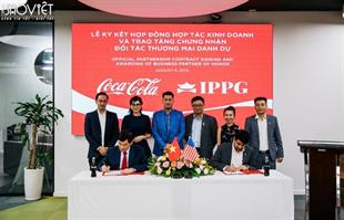 IPPG VÀ COCA-COLA VIỆT NAM KÝ KẾT THỎA THUẬN HỢP TÁC KINH DOANH & TRAO TẶNG CHỨNG NHẬN ĐỐI TÁC THƯƠNG MẠI DANH DỰ CHO CHỦ TỊCH IPPG