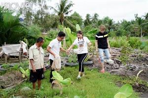 Khả Như, Duy Khánh về quê trồng rau, giăng lưới bắt cá phụ giúp người đàn ông nghèo nhiều biến cố