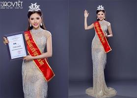 Lương Lê lần đầu chụp hình cùng vương miện sau khi đăng quang hoa khôi