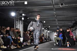 Mạc Trung Kiên sải bước trên sàn diễn của Seoul Fashion Week