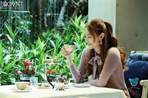 Minh Hằng đẹp không tì vết, thảnh thơi thưởng trà