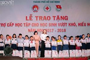 Minh Hằng rạng rỡ trao quà cho các em học sinh nghèo vượt khó