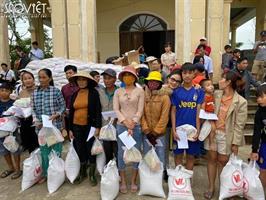 NSND Thanh Ngân giản dị trao từng phần quà đến bà con vùng lũ  Miền Trung