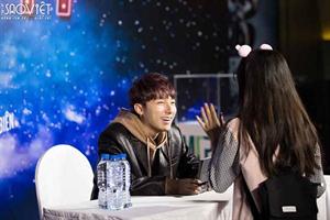 Sơn Tùng M-TP cực điển trai xuất hiện tại fansign Hà Nội 