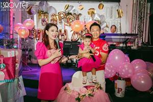 Thanh Thảo hạnh phúc cùng con gái mặc đồ đôi trong tiệc thôi nôi ở Mỹ