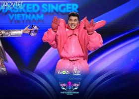 The Masked Singer Vietnam mùa 2 chơi lớn, Ưng Hoàng Phúc là người phải mở mặt nạ đầu tiên