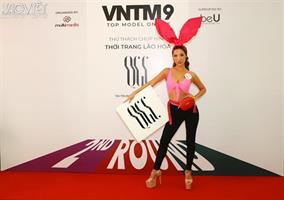 Thí sinh Top Model Online miền Nam xuất hiện tại trung tâm thương mại với phong cách thời trang “chặt chém”