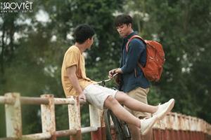 “THƯA MẸ CON ĐI” GIẢN DỊ NHƯNG LÔI CUỐN, GỢI NHẮC “CALL ME BY YOUR NAME” VÀ “LOVE, SIMON