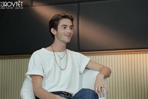 “Trai đẹp” Greyson Chance khiến fan “nức lòng” trong buổi giao lưu trực tuyến