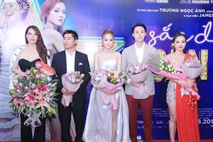 Trương Ngọc Ánh, Minh Hằng, Phương Trinh Jolie đọ vẻ gợi cảm trong buổi ra mắt “Sắc đẹp ngàn cân” tại Hà Nội