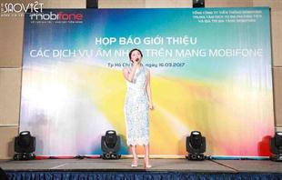 Văn Mai Hương khoe vẻ nữ tính trong sự kiện