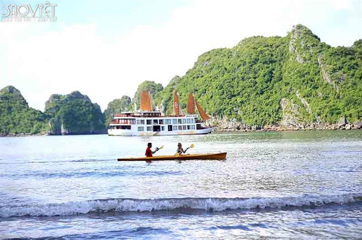 Trầm trồ trước “cung điện vua Bảo Đại” nguy nga ngay giữa vịnh Hạ Long