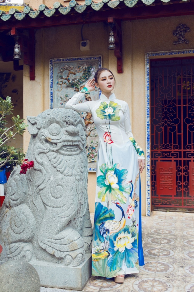 a hau ly kim thao nen na ao dai khoe nhan sac dam chat a dong