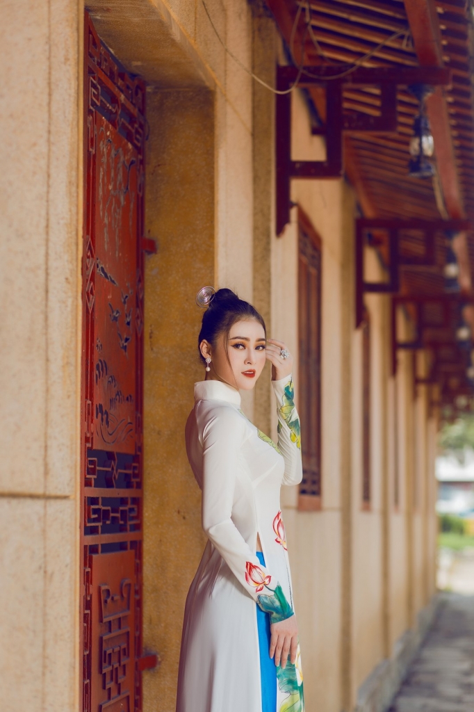 a hau ly kim thao nen na ao dai khoe nhan sac dam chat a dong