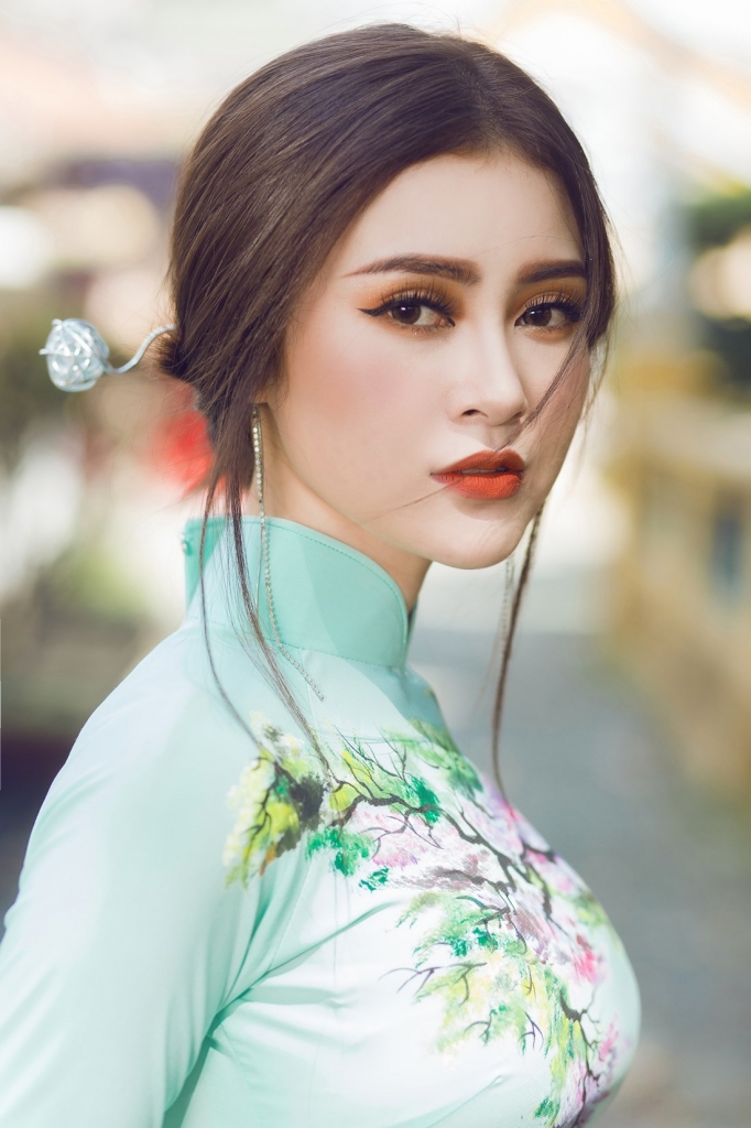 a hau ly kim thao nen na ao dai khoe nhan sac dam chat a dong