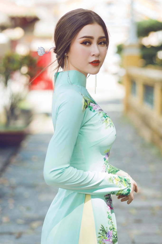 a hau ly kim thao nen na ao dai khoe nhan sac dam chat a dong