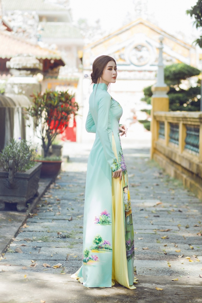 a hau ly kim thao nen na ao dai khoe nhan sac dam chat a dong